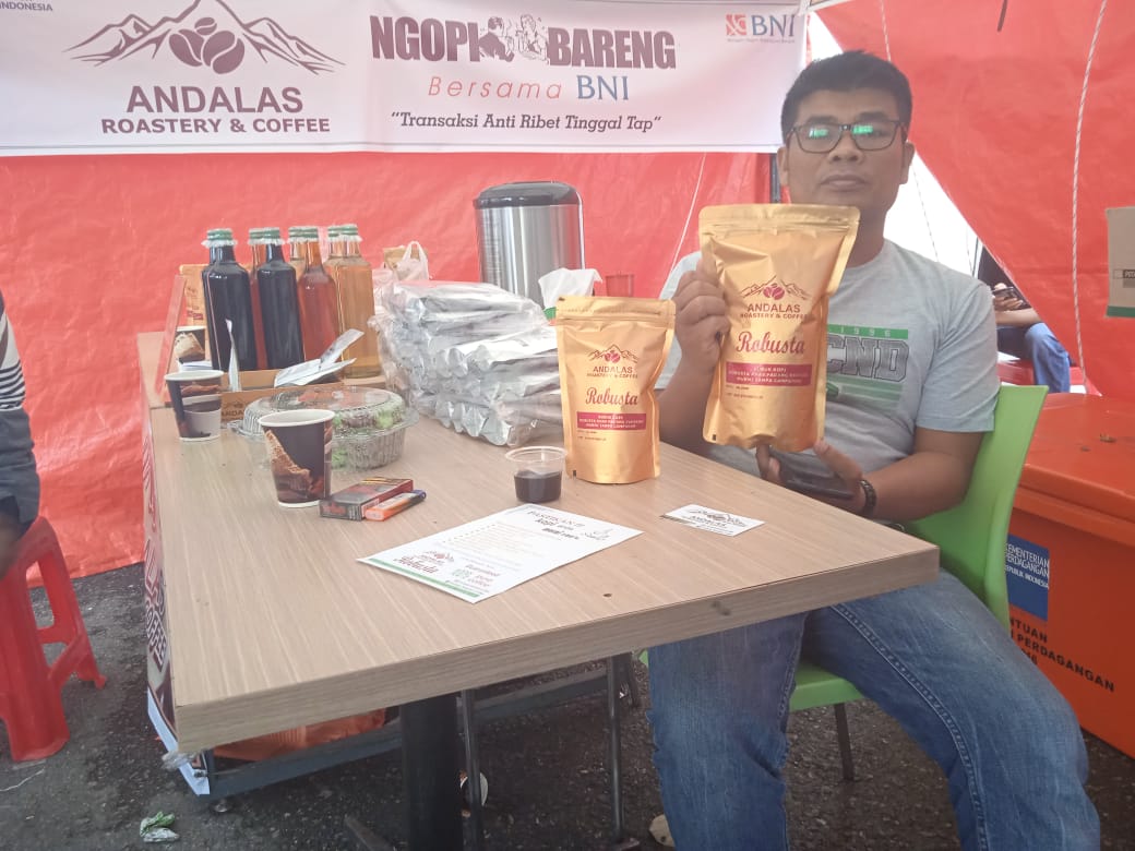 Irziman owner Coffee Merek Robusta di abadikan di stand Padang Panjang Expo, Rabu (16/11/21) petang.
